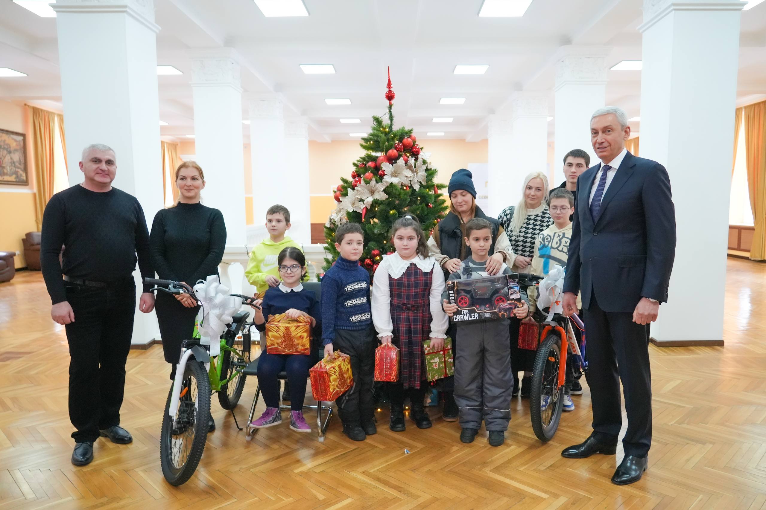 Председатель Правительства РСО – Алания Борис Джанаев исполнил мечты пяти детей в рамках акции «Елка желаний» Председатель Правительства РСО – Алания Борис Джанаев исполнил мечты пяти детей в рамках акции «Елка желаний»