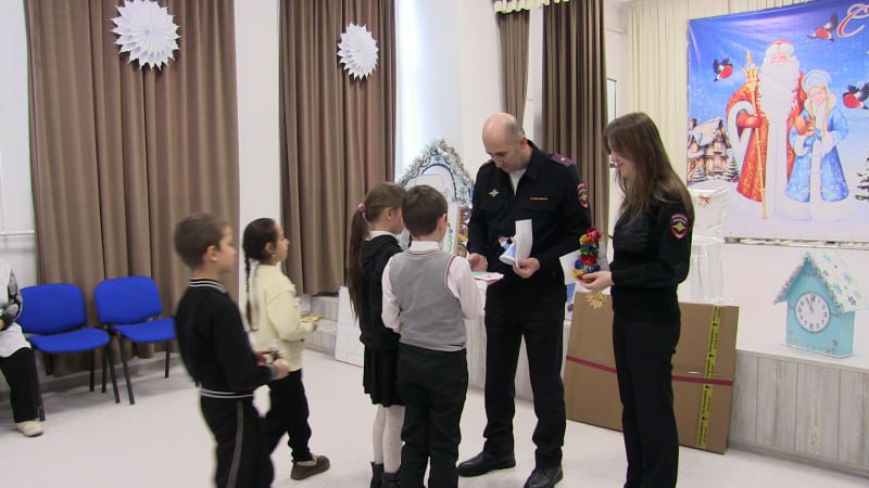 В Северной Осетии полицейские Моздокского района совместно с Общественным советом при ОМВД присоединились к Всероссийской акции МВД России «Полицейский Дед Мороз» В Северной Осетии полицейские Моздокского района совместно с Общественным советом при ОМВД присоединились к Всероссийской акции МВД России «Полицейский Дед Мороз»