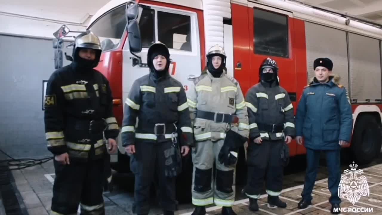 #Новогодний_марафон. Коллектив пожарно-спасательной части №17 (г. Владикавказ) продолжает новогоднюю эстафету и обращается к жителям и гостям республики с самыми искренними пожеланиями Подписывайся на МЧС Северной Осетии в...