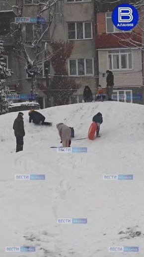 Коммунальным службам снегопад добавил работы, а детям - новогоднего настроения