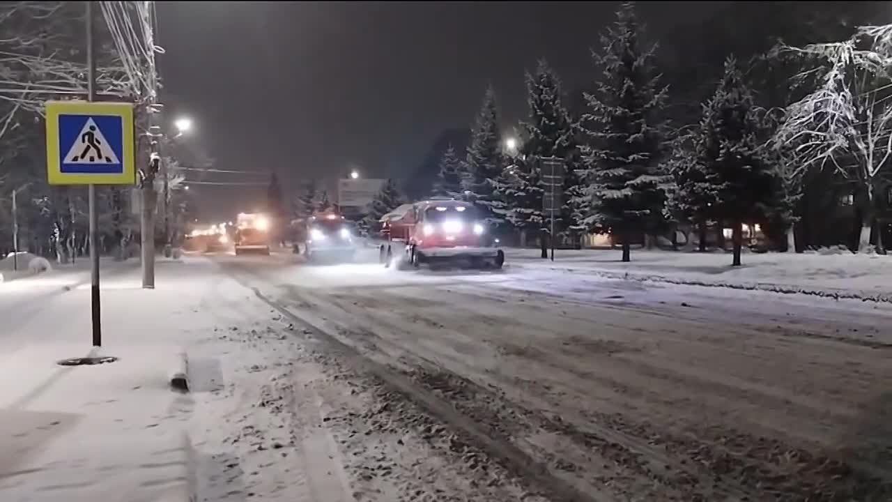 В час ночи спецтехника приступила к сгребанию снежной каши с дорожного полотна