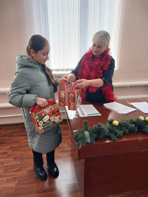 Более 20 тысяч сладких подарков получили дети из многодетных и малоимущих семей, а также семей участников специальной военной операции