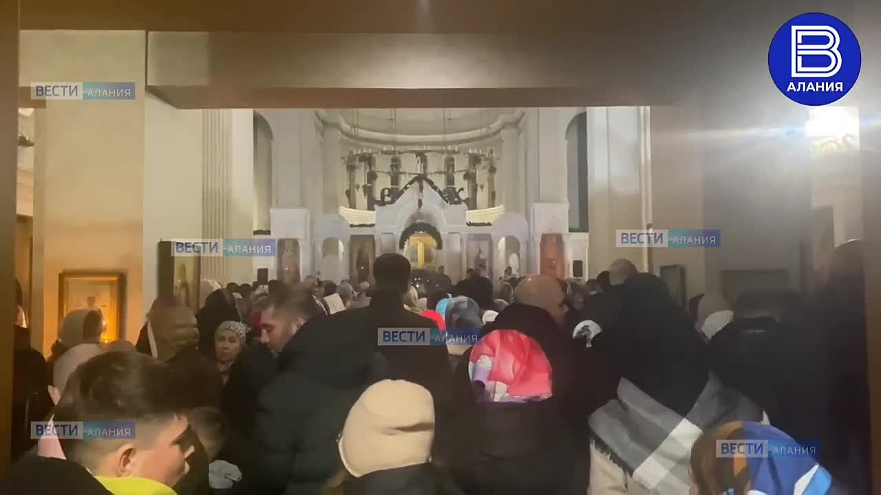 Сотни верующих пришли на рождественское богослужение в храме Святого Георгия во Владикавказе