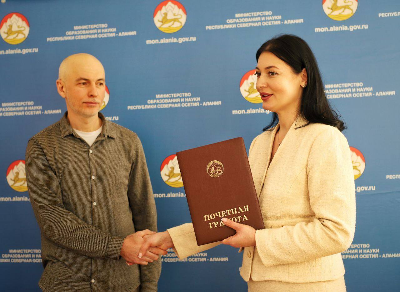 Почётное звание «Заслуженный деятель науки Республики Северная Осетия-Алания» присвоено Тамерлану Таймуразовичу Камболову, заведующему отделом поликультурного и полилингвального образования Института истории и археологии... Почётное звание «Заслуженный деятель науки Республики Северная Осетия-Алания» присвоено Тамерлану Таймуразовичу Камболову, заведующему отделом поликультурного и полилингвального образования Института истории и археологии...