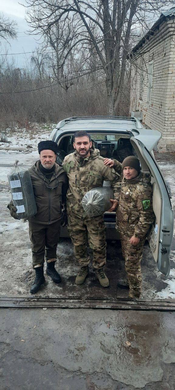 Директор спортивной школы единоборств Тимур Айляров и его заместитель Руслан Кокоев совместно с Северо-Осетинским региональным отделением «Союза казаков-воинов России и зарубежья» передали бойцам батальона «СКИФ» в ЛНР... Директор спортивной школы единоборств Тимур Айляров и его заместитель Руслан Кокоев совместно с Северо-Осетинским региональным отделением «Союза казаков-воинов России и зарубежья» передали бойцам батальона «СКИФ» в ЛНР...