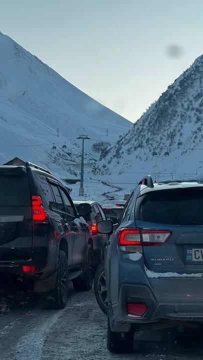 Крестовый перевал и Верхний Ларс полностью перекрыли из-за непогоды