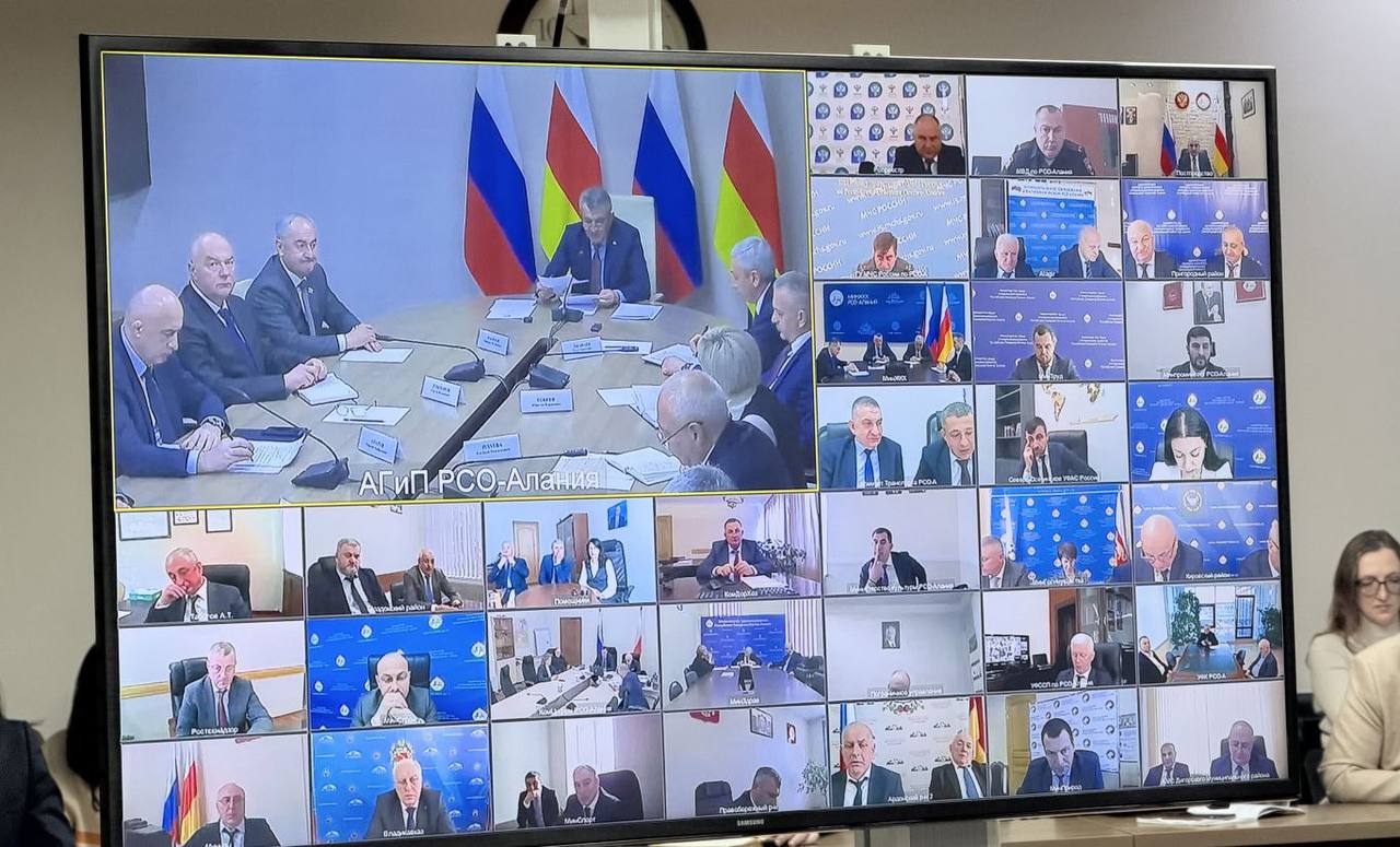 Глава РСО – Алания Сергей Меняйло провел первое в наступившем году аппаратное совещание, посвященное результатам работы органов исполнительной власти и муниципальных образований, правоохранительных и надзорных структур... Глава РСО – Алания Сергей Меняйло провел первое в наступившем году аппаратное совещание, посвященное результатам работы органов исполнительной власти и муниципальных образований, правоохранительных и надзорных структур...