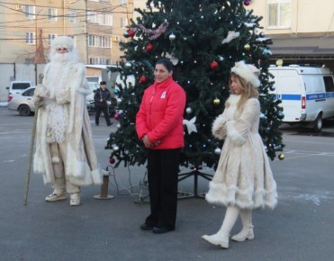 В Северной Осетии команда Движения Первых и представитель Общественного совета поздравила сотрудников полиции Отдела МВД России по Моздокскому району с Новым годом