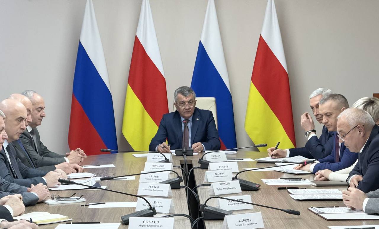 Глава РСО – Алания Сергей Меняйло провел первое в наступившем году аппаратное совещание, посвященное результатам работы органов исполнительной власти и муниципальных образований, правоохранительных и надзорных структур...