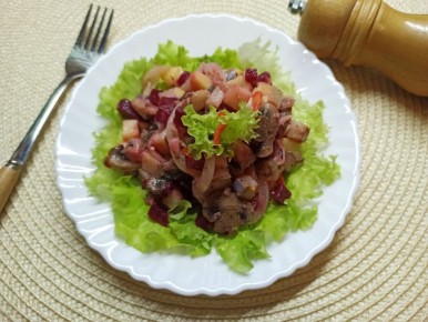 Салат с селедкой и грибами – новое звучание традиционных вкусов