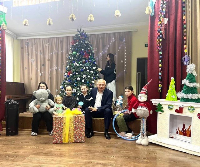 Сергей Меняйло и сотрудники УФСИН исполнили мечту воспитанницы детского дома «ХУРЫ ТЫН» Сергей Меняйло и сотрудники УФСИН исполнили мечту воспитанницы детского дома «ХУРЫ ТЫН»