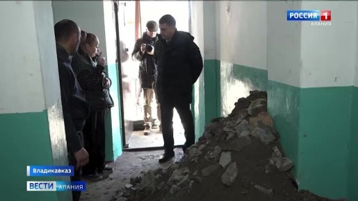 Жильцы дома на улице Тельмана столкнулись с коммунальной проблемой, которая из локальной аварии превратилась в испытание для всего подъезда