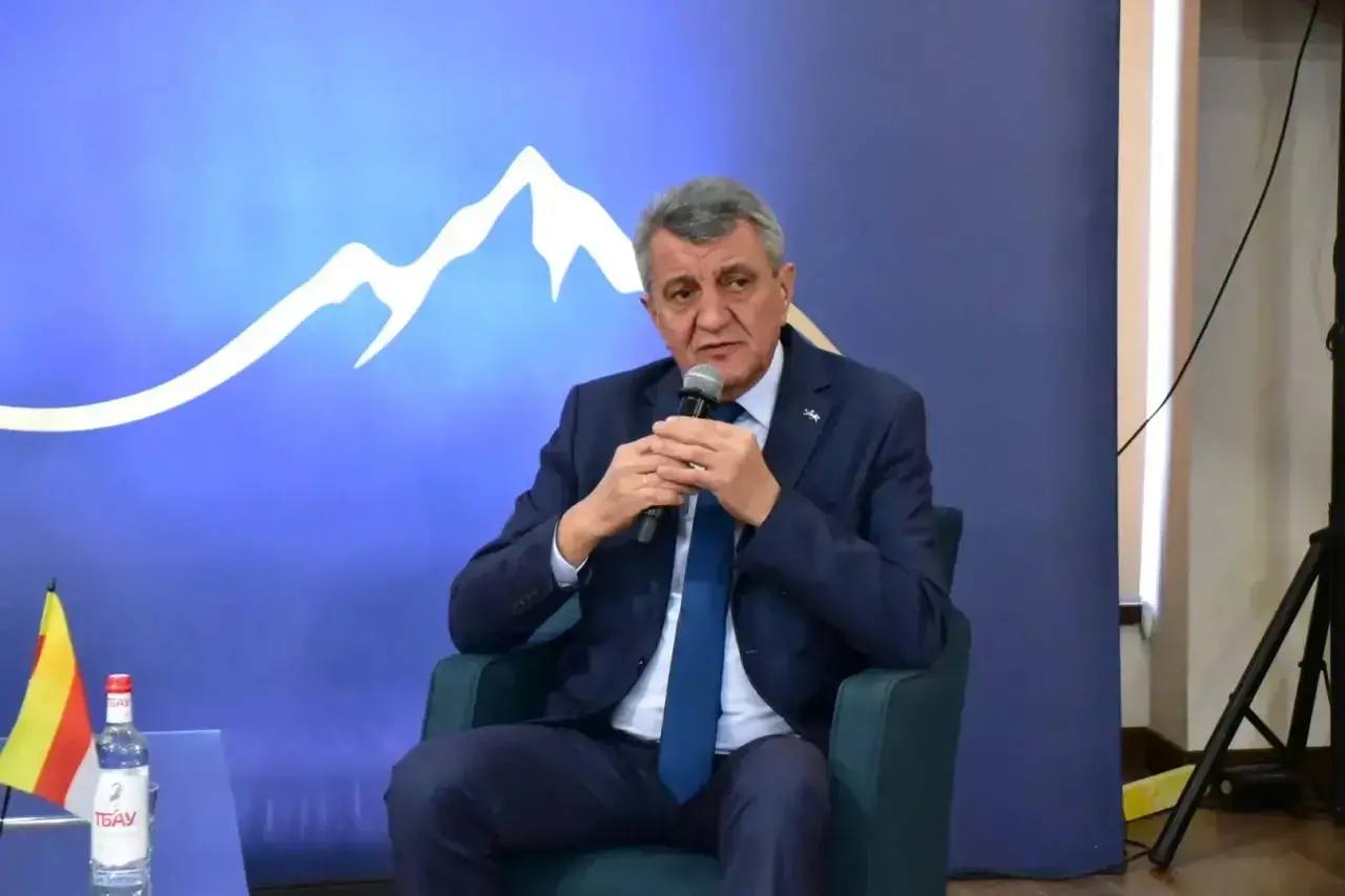 Во Владикавказе прошло, пожалуй, самое долгожданное событие года для представителей СМИ - торжественное вручение ежегодной премий главы республики за лучшую журналистскую работу Во Владикавказе прошло, пожалуй, самое долгожданное событие года для представителей СМИ - торжественное вручение ежегодной премий главы республики за лучшую журналистскую работу