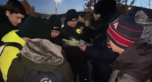 Полиция Кировского района следит за безопасностью детей: вечерние рейды по проверке светоотражателей