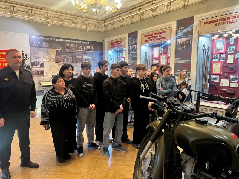 Учащиеся Михайловского спецучилища с участием представителей Общественного совета присоединились к акции «Студенческий десант» и ознакомились с экспонатами Музея истории ОВД Северной Осетии Учащиеся Михайловского спецучилища с участием представителей Общественного совета присоединились к акции «Студенческий десант» и ознакомились с экспонатами Музея истории ОВД Северной Осетии