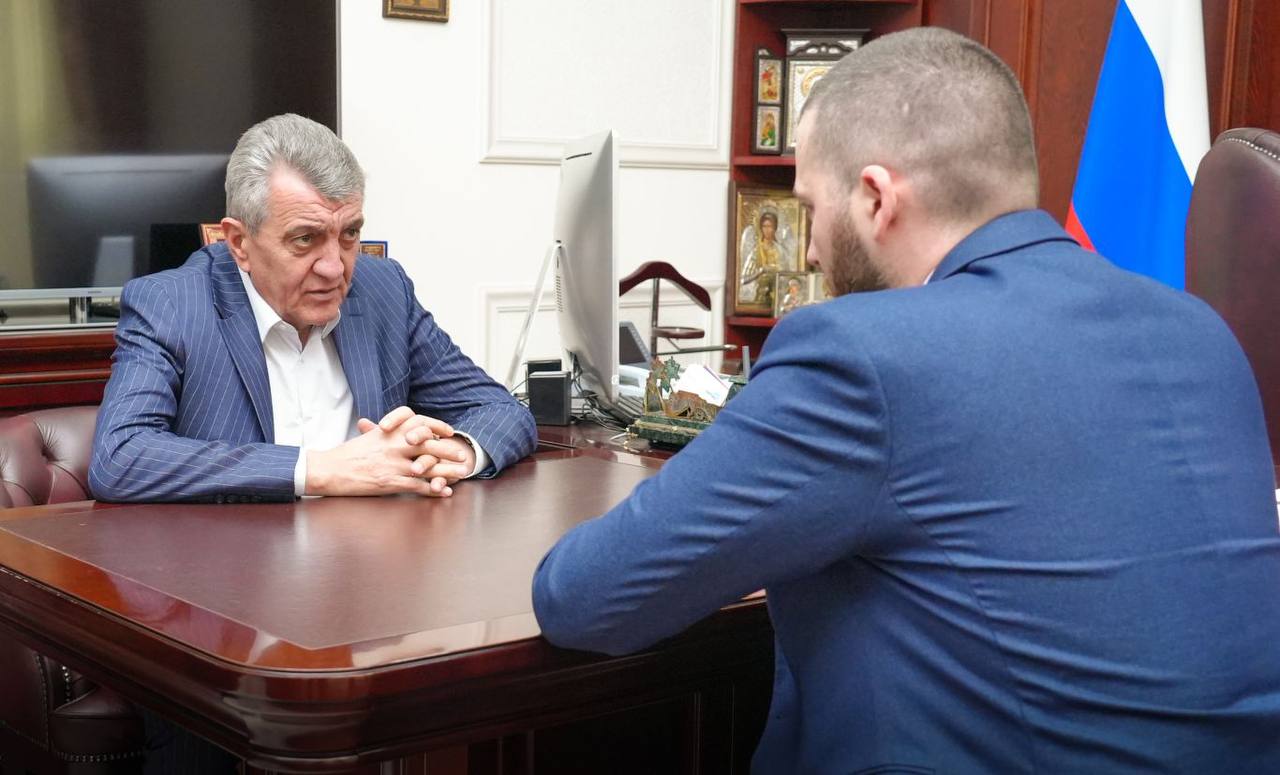 Глава РСО – Алания Сергей Меняйло провел рабочую встречу с председателем совета регионального отделения Общероссийского общественно-государственного движения детей и молодежи «Движение первых» Северной Осетии Иристоном...