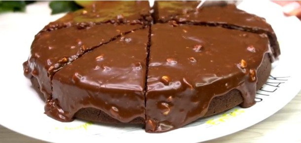 Легкий шоколадный торт: просто смешайте и выпекайте