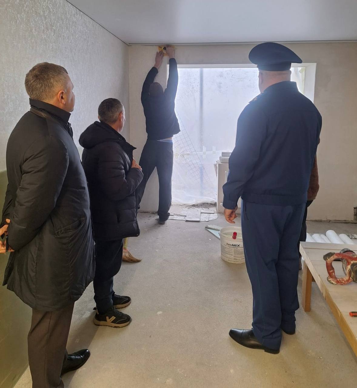 Прокуратура Правобережного района республики осуществляет надзорное сопровождение ликвидации последствий падения обломков БПЛА и соблюдение прав жильцов пострадавшего многоквартирного дома в г. Беслан