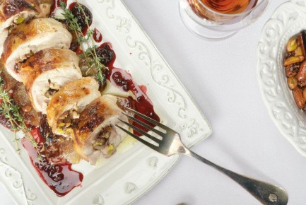 Курица с орехово-черносливовой начинкой и ежевичным соусом