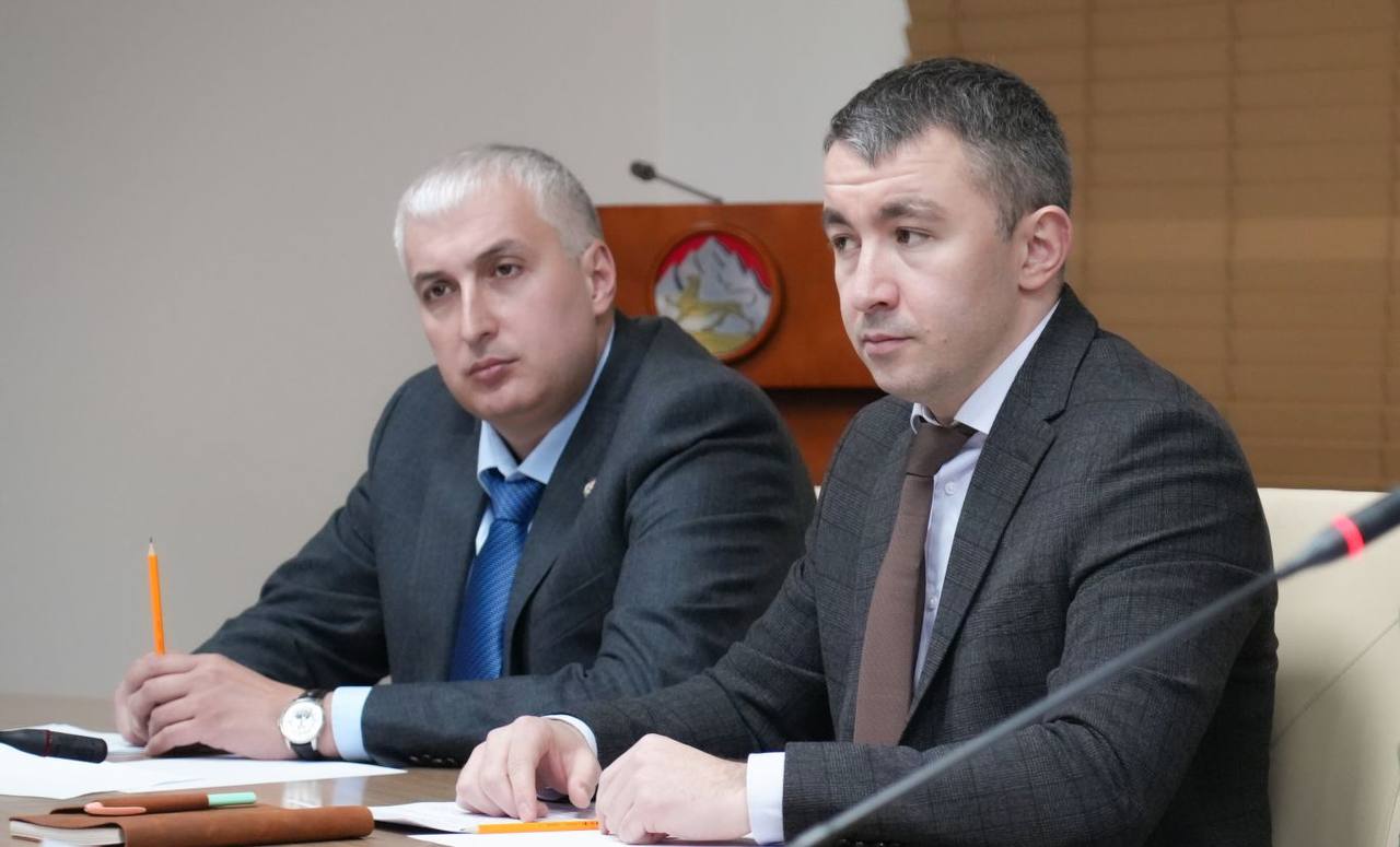 Заместитель полномочного представителя Президента РФ в Северо-Кавказском федеральном округе Максим Владимиров провел во Владикавказе совещание по вопросам реализации на территории Северной Осетии программы капремонта... Заместитель полномочного представителя Президента РФ в Северо-Кавказском федеральном округе Максим Владимиров провел во Владикавказе совещание по вопросам реализации на территории Северной Осетии программы капремонта...