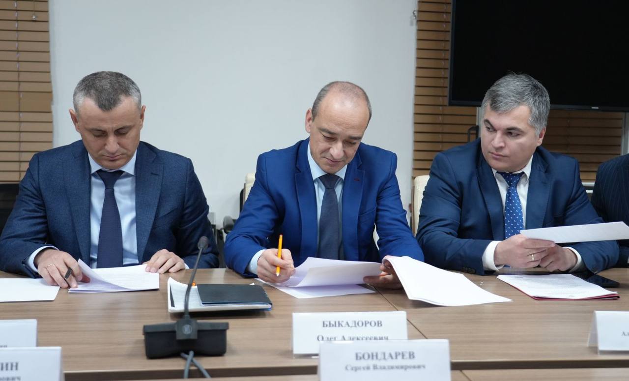 Заместитель полномочного представителя Президента РФ в Северо-Кавказском федеральном округе Максим Владимиров провел во Владикавказе совещание по вопросам реализации на территории Северной Осетии программы капремонта... Заместитель полномочного представителя Президента РФ в Северо-Кавказском федеральном округе Максим Владимиров провел во Владикавказе совещание по вопросам реализации на территории Северной Осетии программы капремонта...