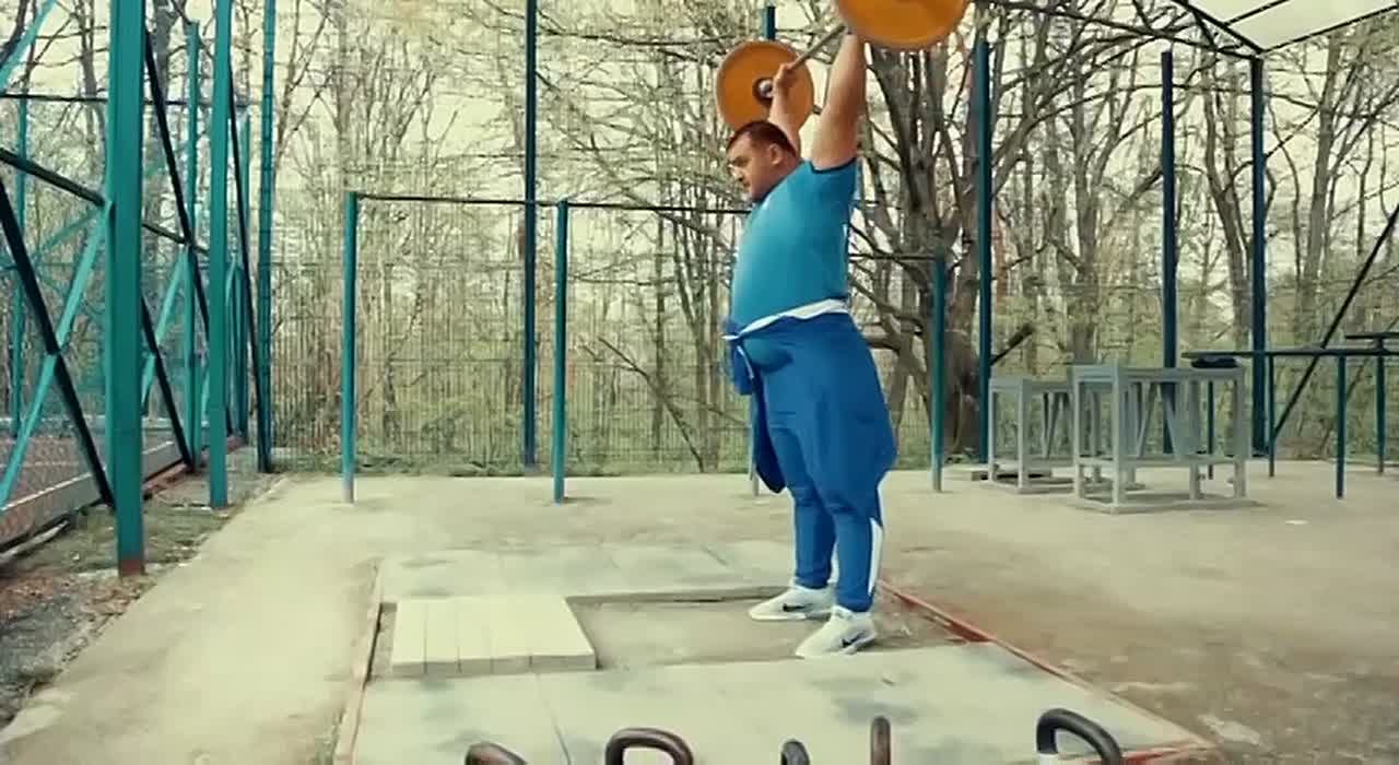 Руслан Албегов в мотивационном видеоролике «Начни сегодня!» демонстрирует детям пример здорового образа жизни, призывая активнее заниматься спортом