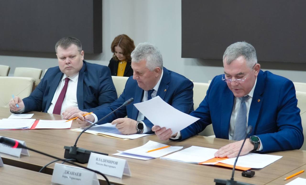 Заместитель полномочного представителя Президента РФ в Северо-Кавказском федеральном округе Максим Владимиров провел во Владикавказе совещание по вопросам реализации на территории Северной Осетии программы капремонта... Заместитель полномочного представителя Президента РФ в Северо-Кавказском федеральном округе Максим Владимиров провел во Владикавказе совещание по вопросам реализации на территории Северной Осетии программы капремонта...