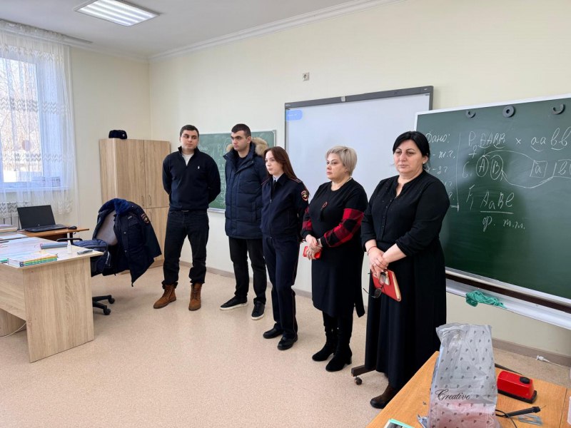 Полицейские Правобережного района Северной Осетии и курсанты Краснодарского университета МВД России рассказали сельским школьникам о профессии стража порядка в ходе профориентационной работы