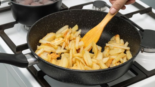 Золотистая корочка дома: как получить идеальную жарку картофеля на сковороде