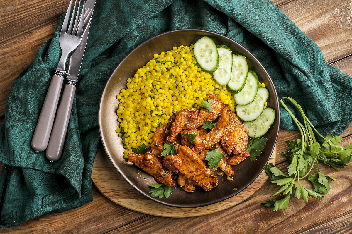 Куриное филе под оригинальным соусом тапенад с птитимом и пряностями