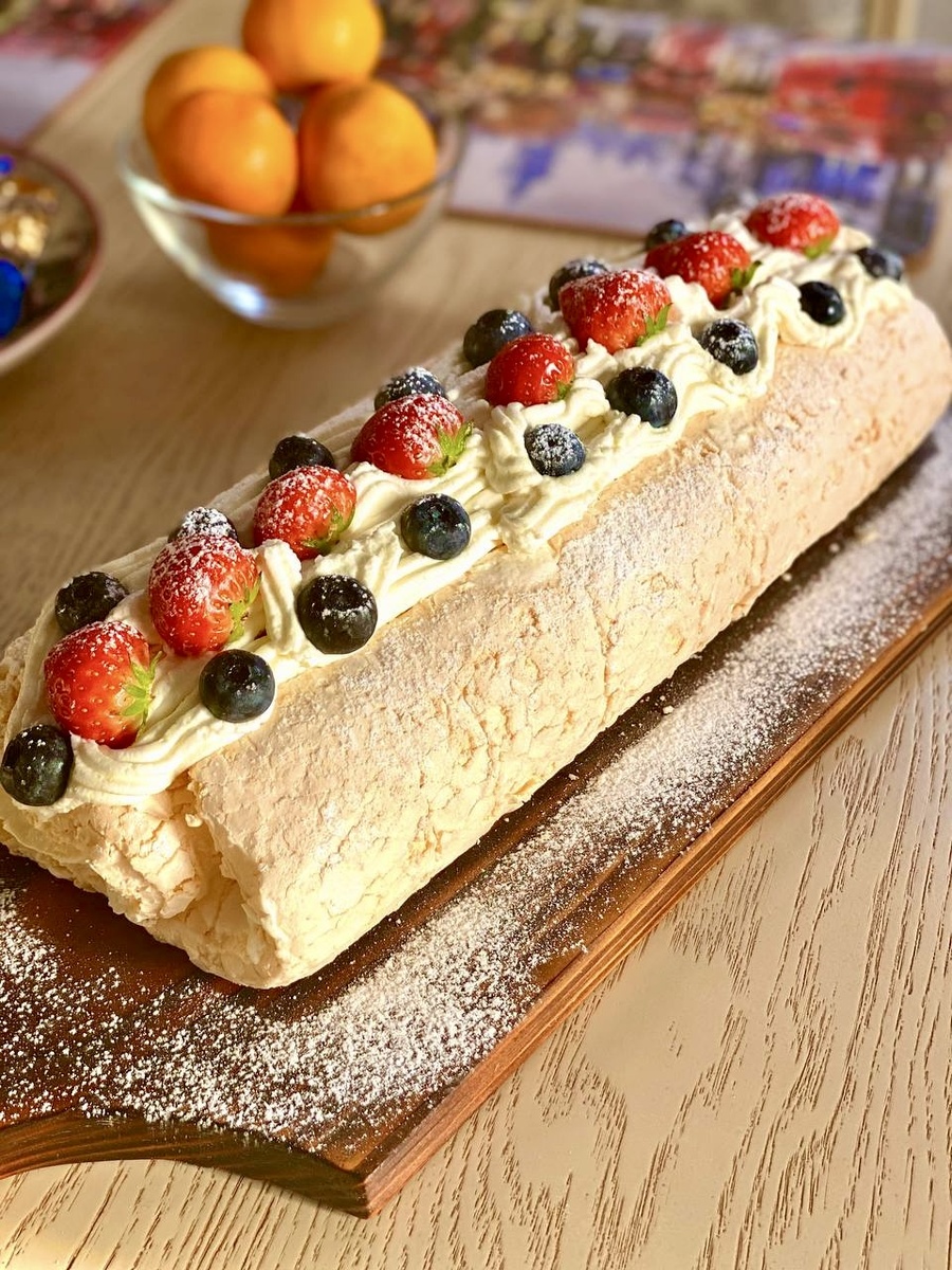 Нежный меренговый рулет