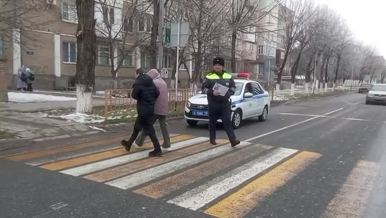 Сотрудники Госавтоинспекции г. Моздока РСО-Алания провели акцию «Пешеход, на переход!», с целью формирования навыков безопасного поведения на дороге в г.Моздок