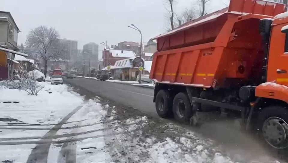 Основные магистрали Владикавказа расчищены, снегоуборочные работы продолжаются - Спецэкосервис