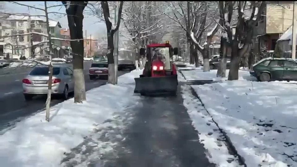 Тротуары во Владикавказе продолжают расчищать от снега и обрабатывать