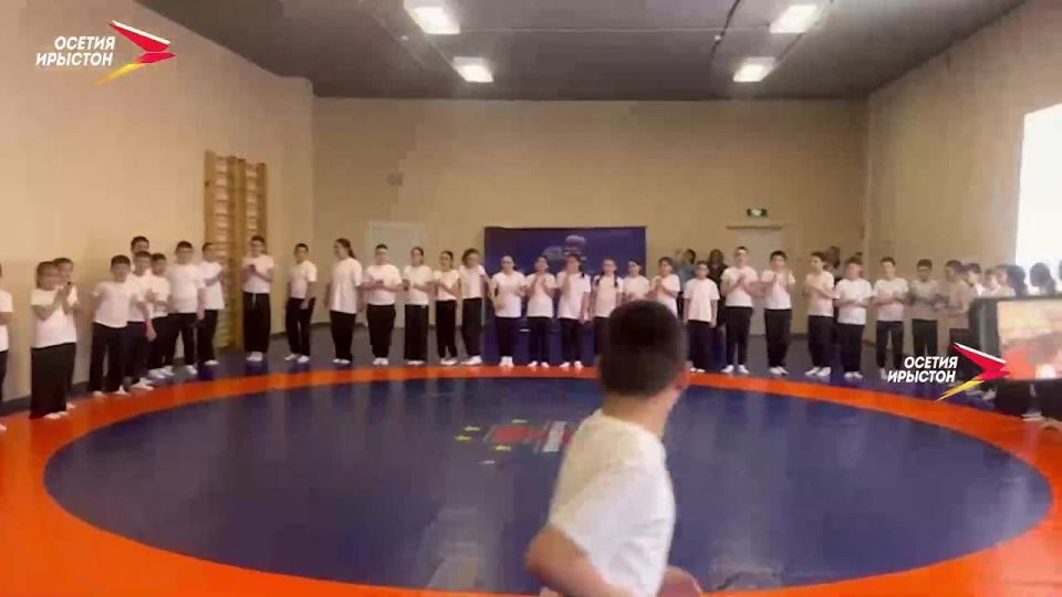 Первую тренировку для юных спортсменов проводят Олимпийский чемпион Заурбек Сидаков и трехкратный чемпион Европы, призер Олимпийских игр Артур Найфонов