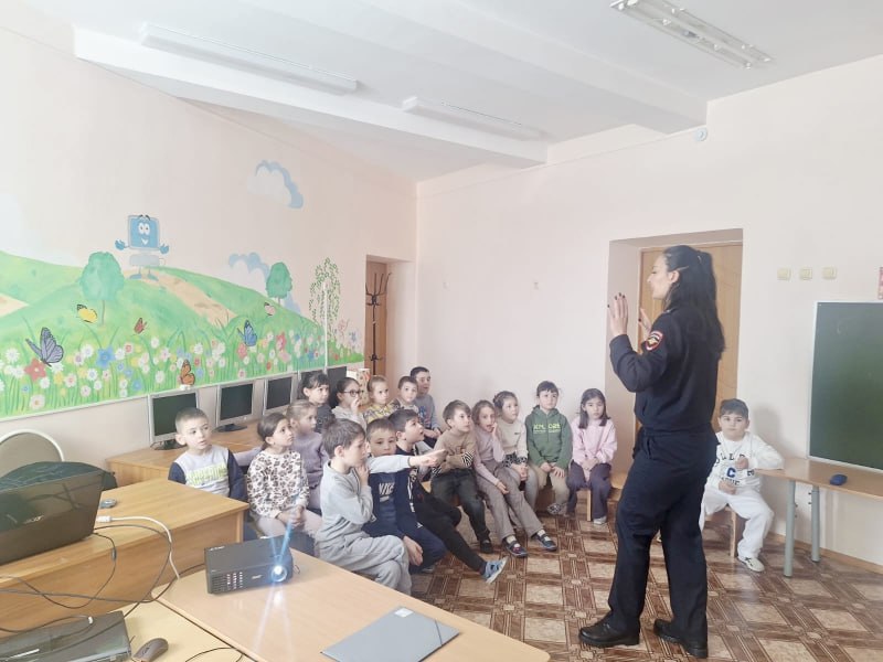 Сотрудники полиции Кировского района напомнили школьникам о правилах дорожного движения Сотрудники полиции Кировского района напомнили школьникам о правилах дорожного движения