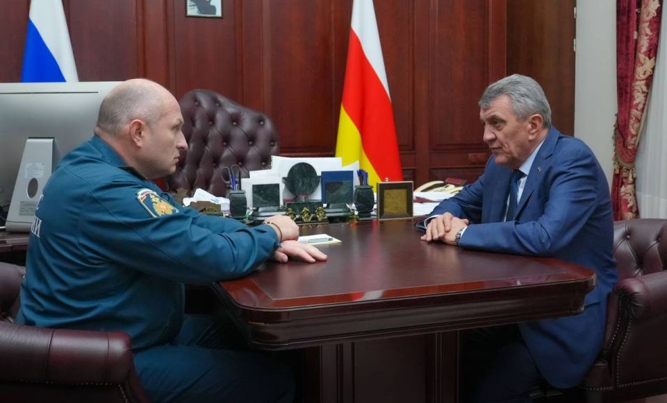 Глава РСО – Алания Сергей Меняйло и министр Российской Федерации по делам гражданской обороны, чрезвычайным ситуациям и ликвидации последствий стихийных бедствий Александр Куренков провели рабочую встречу во Владикавказе
