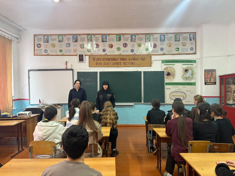 Сотрудники полиции Кировского района напомнили школьникам о правилах дорожного движения