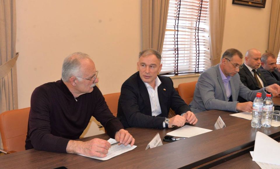 На заседании комитета по национальной политике и делам молодежи Парламента РСО-Алания обсудили развитие вольной борьбы в республике