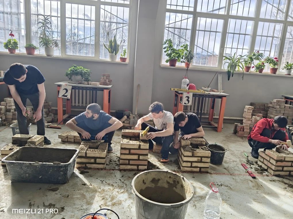 В Северо-Кавказском строительном техникуме Северной Осетии проходит экзамен по кирпичной кладке с присвоением квалификации "Каменщик 2 разряда"