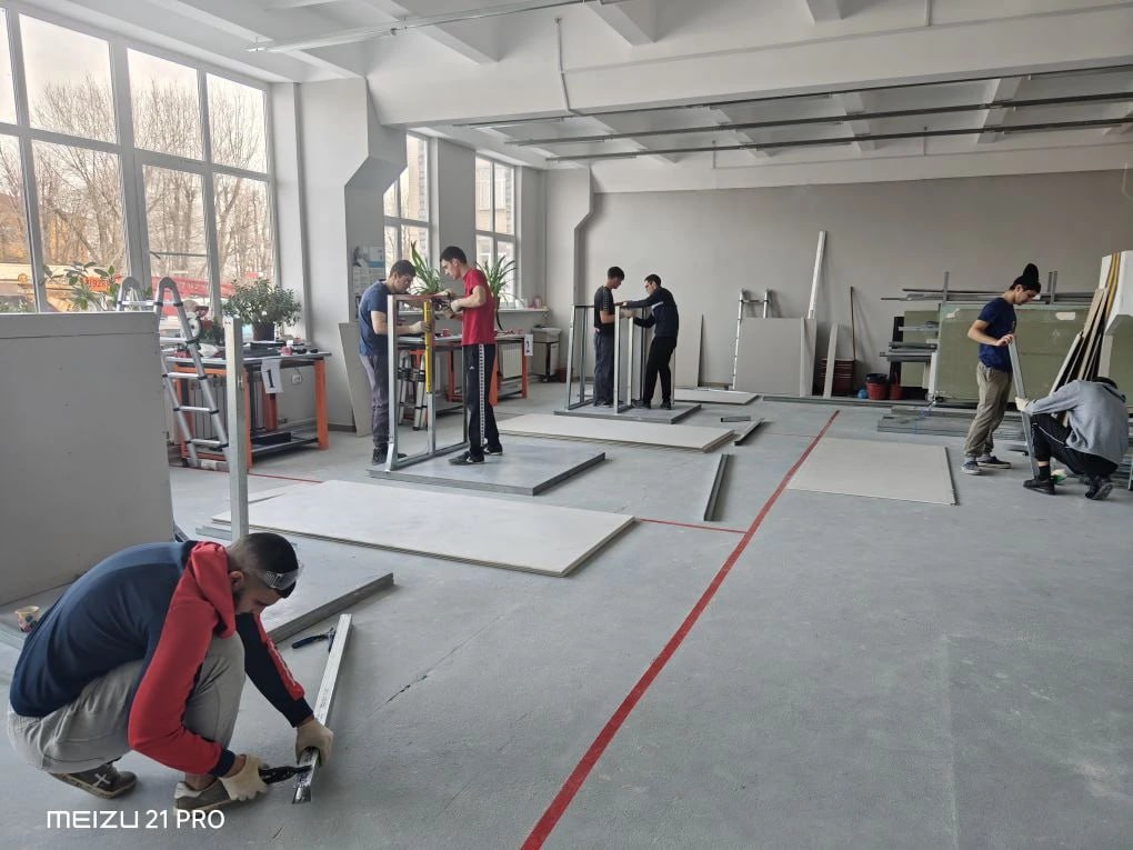 В Северо-Кавказском строительном техникуме Северной Осетии проходит экзамен по кирпичной кладке с присвоением квалификации "Каменщик 2 разряда" В Северо-Кавказском строительном техникуме Северной Осетии проходит экзамен по кирпичной кладке с присвоением квалификации "Каменщик 2 разряда"