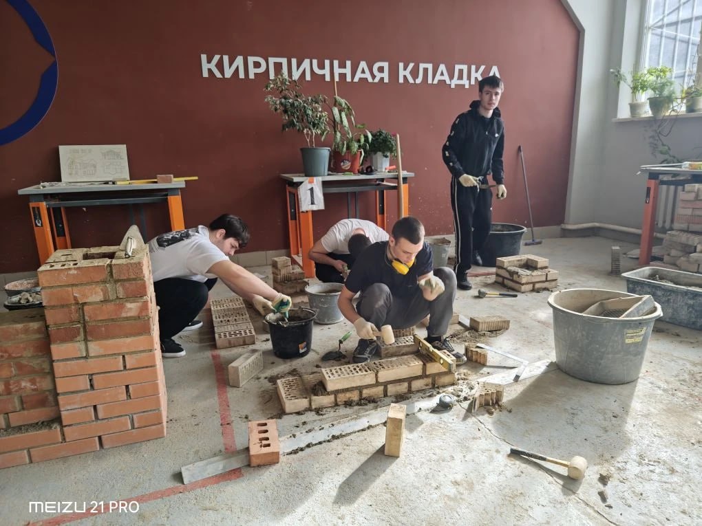 В Северо-Кавказском строительном техникуме Северной Осетии проходит экзамен по кирпичной кладке с присвоением квалификации "Каменщик 2 разряда" В Северо-Кавказском строительном техникуме Северной Осетии проходит экзамен по кирпичной кладке с присвоением квалификации "Каменщик 2 разряда"