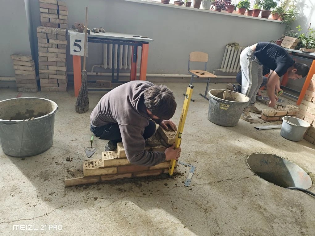 В Северо-Кавказском строительном техникуме Северной Осетии проходит экзамен по кирпичной кладке с присвоением квалификации "Каменщик 2 разряда" В Северо-Кавказском строительном техникуме Северной Осетии проходит экзамен по кирпичной кладке с присвоением квалификации "Каменщик 2 разряда"