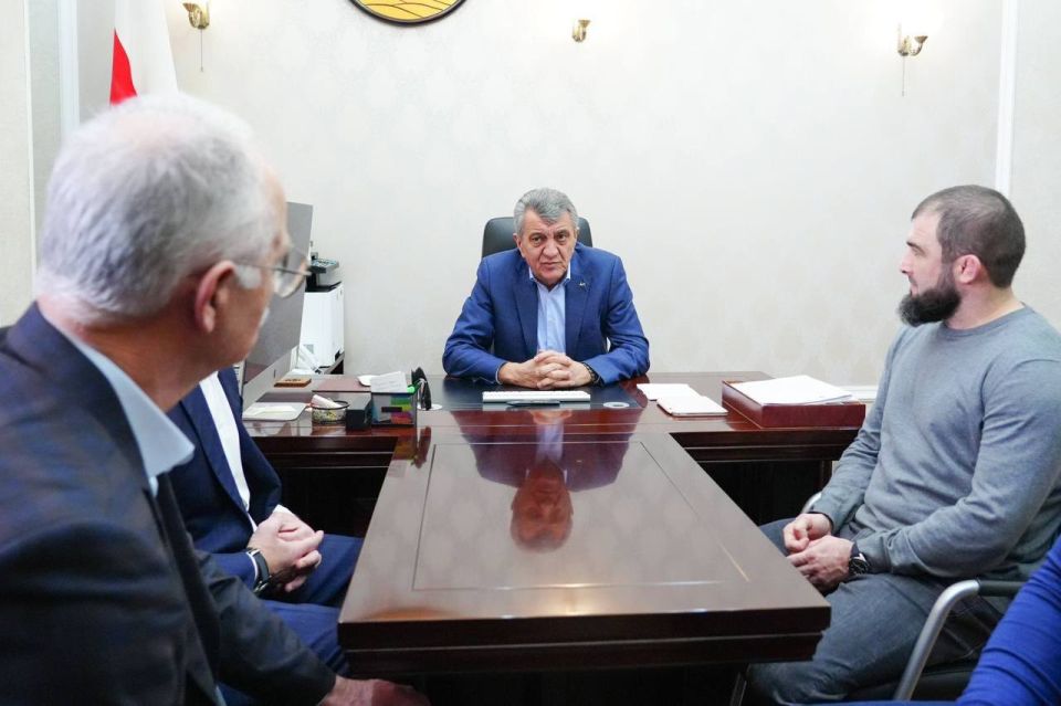 Сергей Меняйло провел рабочую встречу со старшим тренером по вольной борьбе среди юниоров до 21 года Зелимханом Гусейновым