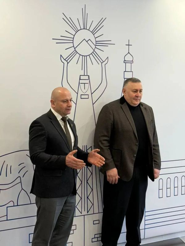 В штабе общественной поддержки «Единой России» прошло награждение жителей села Ногкау во главе с Русланом Голоевым за активную организацию сбора гуманитарной помощи и отправку в зону СВО