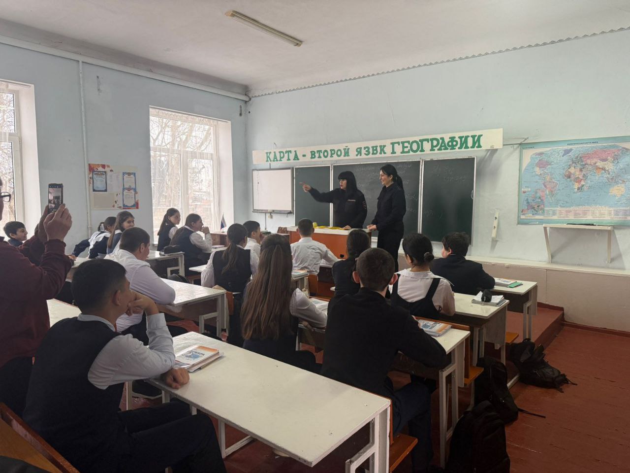 Полицейские Кировского района проводят уроки правовой грамотности в образовательных учреждениях района Полицейские Кировского района проводят уроки правовой грамотности в образовательных учреждениях района