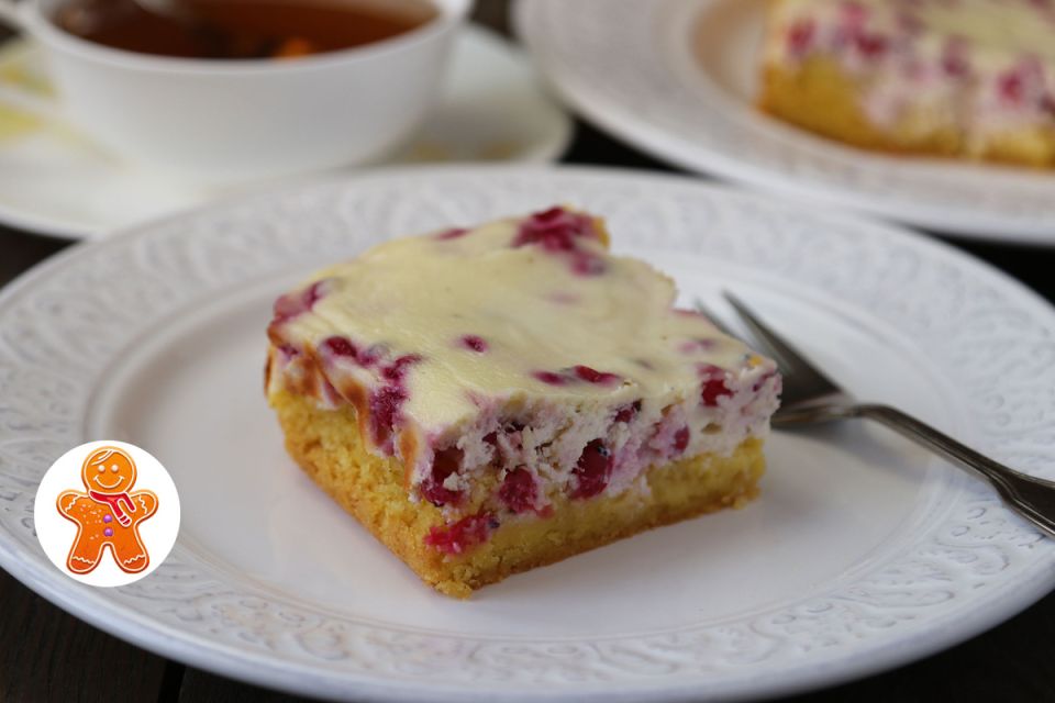 Творожный пирог с ягодами на кукурузной муке