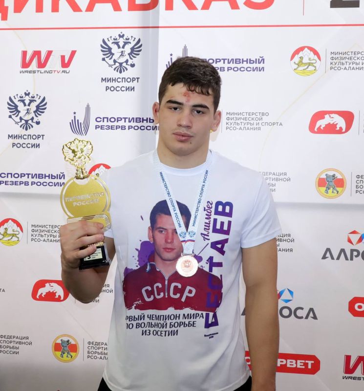 Артур Бекоев стал бронзовым призером первенства России по вольной борьбе среди юниоров