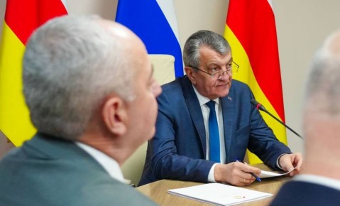Глава РСО – Алания Сергей Меняйло провел еженедельное аппаратное совещание с участием руководителей органов исполнительной власти и муниципальных образований, представителей правоохранительных и надзорных структур республики