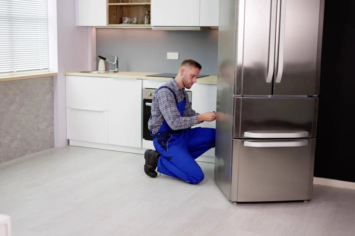 Где лучше не ставить холодильник: три важных места на кухне